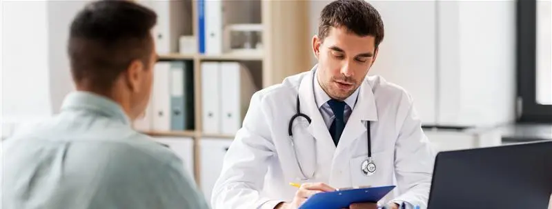 Doctor atendiendo a paciente en consulta médica